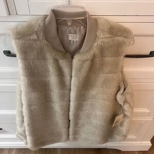 A new day womens faux fur XL NWT vest Target